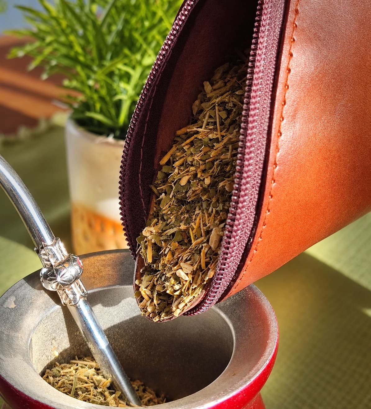 Yerbero YerBag's cargando yerba sobre un mate